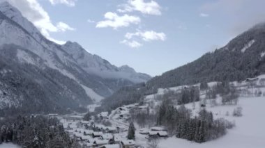 Dağlara yakın küçük bir köye doğru uçun.