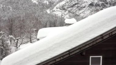 Doğu Tyrol 'daki eski bir dağ evinin karlı çatısı.