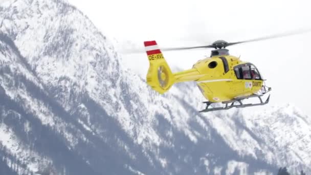 Räddningshelikopter Flyger Himlen Över Bergen — Stockvideo