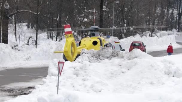 Рятувальний Вертоліт Який Готується Літати Гори — стокове відео