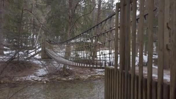 Puente Cuerda Sobre Río Invierno — Vídeo de stock