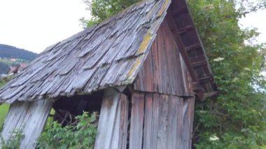 Yaz manzarasında eski ahşap bir ev 