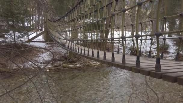 冬は川にかかるロープ橋 — ストック動画