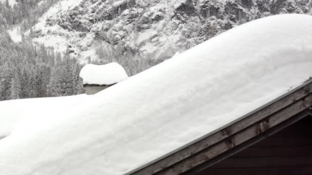 Verschneites Dach Eines Alten Berghauses Osttirol — Stockvideo