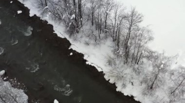 Doğu Tyrol 'daki Drava Nehri' nin kuş bakışı manzarası
