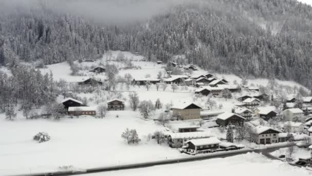 Flucht Ein Kleines Dorf Nahe Den Bergen — Stockvideo