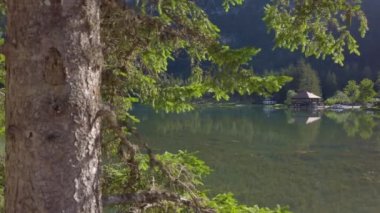 Toblacher, Güney Tyrol Gölü 'ne yaz döneminde gidiyor.