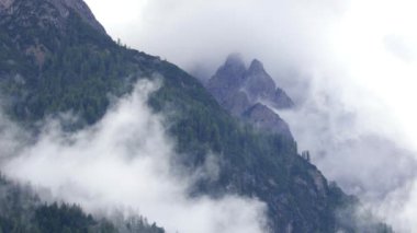 Yaz sonunda sisli dağlar. Lienzer Dolomitleri