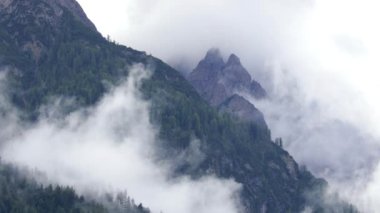 Yaz sonunda sisli dağlar. Lienzer Dolomitleri