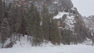 Güney Tyrol 'daki Braies Gölü karla kaplı..