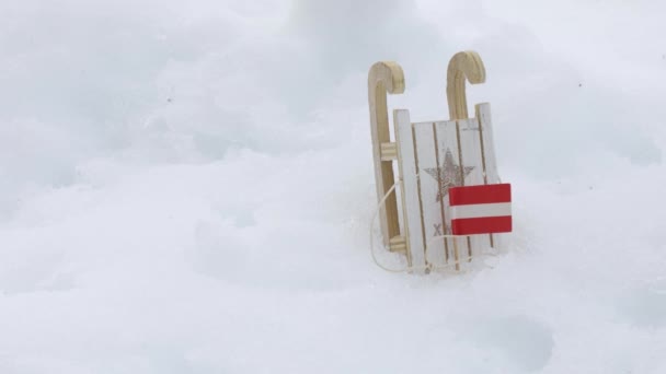 Wintersport Uitrusting Slee Schaatsschoenen Oostenrijkse Vlag Sneeuwwitte Achtergrond — Stockvideo