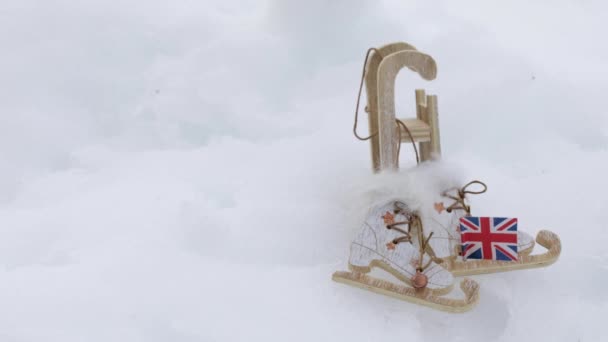 Wintersport Uitrusting Slee Schaatsschoenen Britse Vlag Sneeuwwitte Achtergrond — Stockvideo