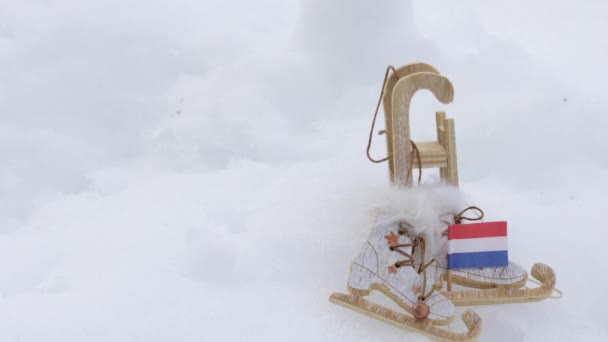 Wintersportausrüstung Schlitten Schlittschuhe Und Französische Flagge Verschneiter Hintergrund — Stockvideo