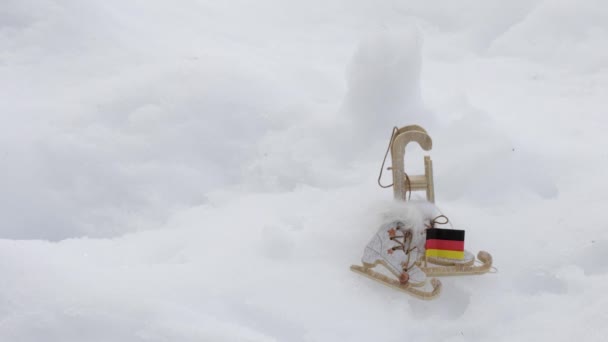 Wintersport Uitrusting Slee Schaatsen Schoenen Duitsland Vlag Sneeuwwitte Achtergrond — Stockvideo