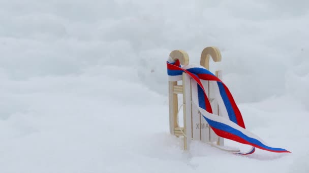 雪の中で冬のスポーツ用品やロシアの国旗リボン テキストのためのフリースペース — ストック動画