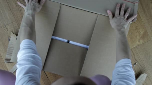Kadın Elleri Siparişle Kutuyu Açıyor Genel Görünüm — Stok video