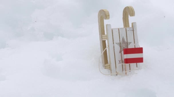 Wintersport Uitrusting Slee Schaatsschoenen Oostenrijkse Vlag Sneeuwwitte Achtergrond — Stockvideo