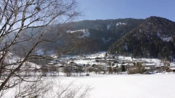 山の近くの小さな村へのフライト — ストック動画