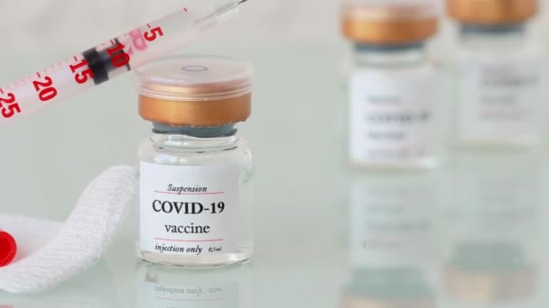 Injekční Lahvička Vakcíny Covid Skleněném Povrchu Closeup — Stock video