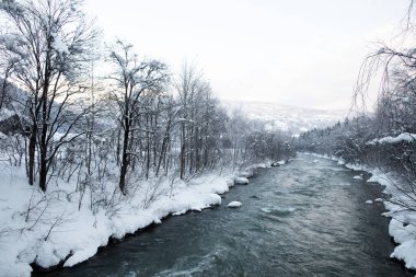 Lienzer Dolomitlerine yakın East Tyrol 'daki Drava Nehri' nin kış manzarası.