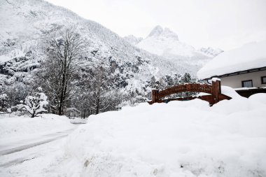 Lienzer Dolomitlerine yakın Doğu Tyrol 'daki dağlarda kış manzarası