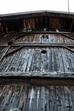 Eski ahşap evin yakınında.