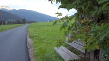 Yazın dağ manzarasında eski ahşap bir ev 