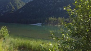 Toblacher, Güney Tyrol Gölü 'ne yaz döneminde gidiyor.