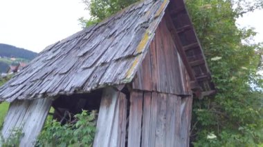 Yaz manzarasında eski ahşap bir ev 