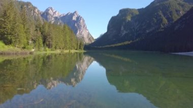 Toblacher, Güney Tyrol Gölü 'ne yaz döneminde gidiyor.