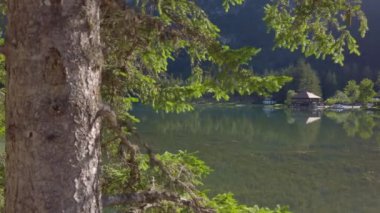 Toblacher, Güney Tyrol Gölü 'ne yaz döneminde gidiyor.