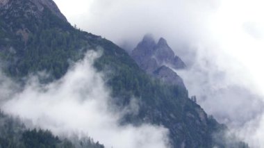 Yaz sonunda sisli dağlar. Lienzer Dolomitleri