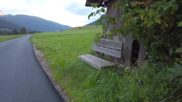 夏の山の風景の古い木造住宅 — ストック動画