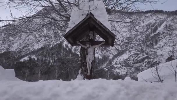 Pequena Capela Com Estátua Jesus Inverno Tirol Oriental Perto Lienzer — Vídeo de Stock