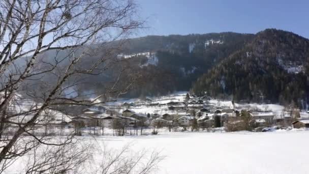 Flucht Ein Kleines Dorf Nahe Den Bergen — Stockvideo