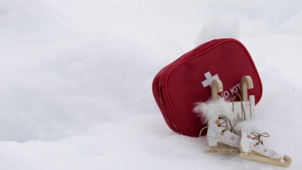 Wintersportausrüstung Und Verbandskasten Schnee Freiraum Für Einen Text — Stockvideo