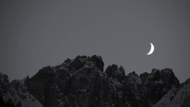 Luna Sobre Montañas Nevadas Por Noche Lapso Tiempo — Vídeos de Stock