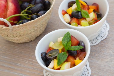 Beyaz yemekleri içinde meyve salatası