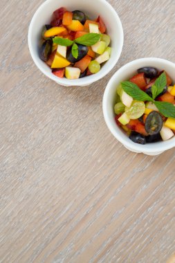 Beyaz yemekleri içinde meyve salatası