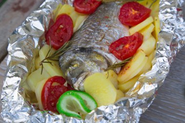 Pişmiş ve sebzeli Gilhead.