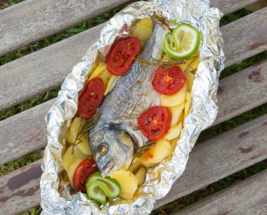 Pişmiş ve sebzeli Gilhead.