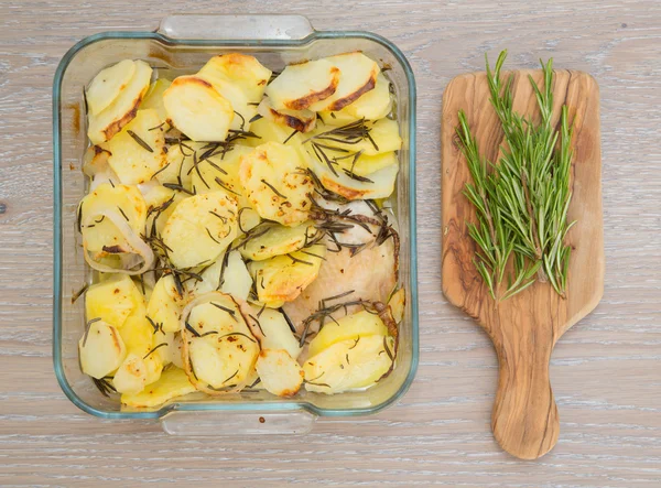 Batatas assadas com frango, cebola e alecrim — Fotografia de Stock