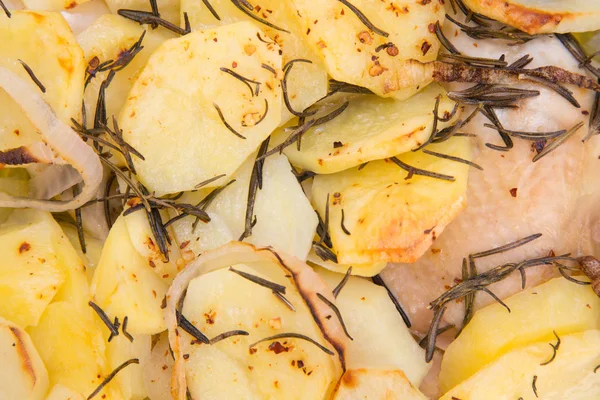 Batatas assadas com frango, cebola e alecrim — Fotografia de Stock