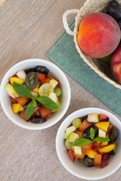 Ensalada de frutas en platos blancos —  Fotos de Stock