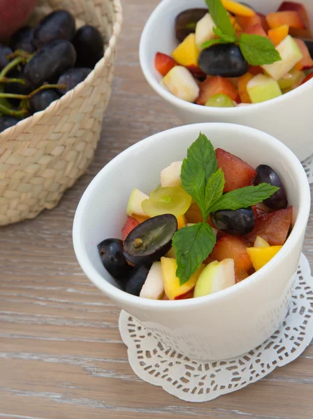 Ensalada de frutas en platos blancos — Foto de Stock