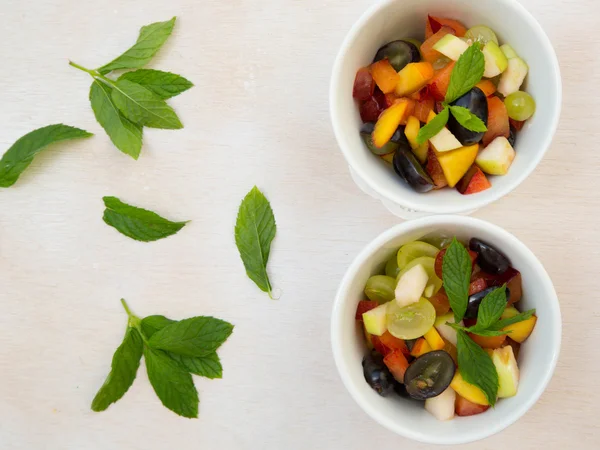 Fruitsalade in witte gerechten — Stockfoto