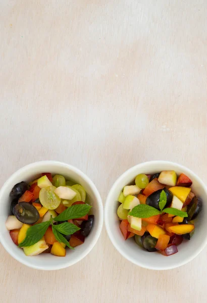 Salada de frutas em pratos brancos — Fotografia de Stock