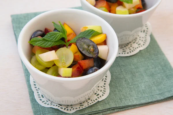 Fruitsalade in witte gerechten — Stockfoto