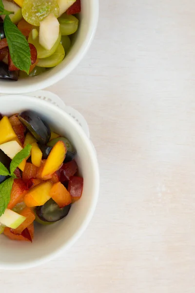 Ensalada de frutas en platos blancos — Foto de Stock