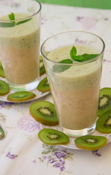 Bebida de vitamina kiwi batido de plátano —  Fotos de Stock